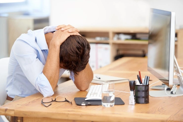 Common Desk Worker Mistakes That Make Pain Worse